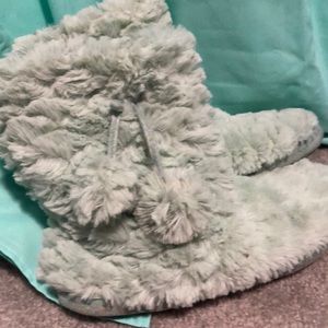 Fuzzy Boot slippers. Size: women’s L (8-9)